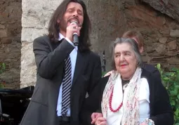 La poetessa con il musicista Giovanni Nuti nello spettacolo“Rasoi di seta” per il Roccolo della poesia 2008